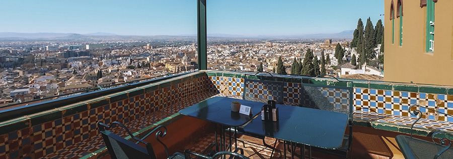 Una terraza centenaria… ¡para enamorarse de Granada!